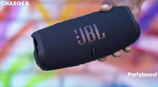 Loa JBL Charge 5 có dung lượng phin khủng